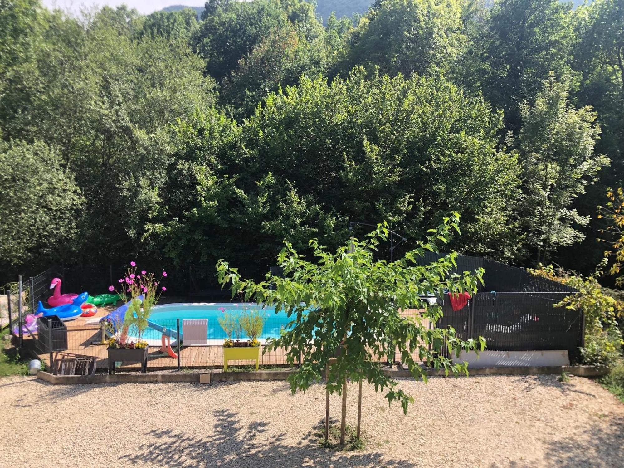 Au Bord De L Eau Panzió Surba Kültér fotó